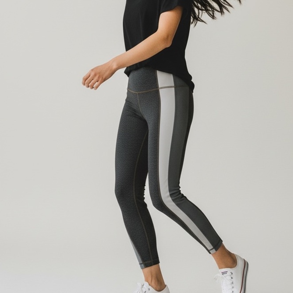 Athleta Women's Gray Striped Athleisure Leggings‎ Size M